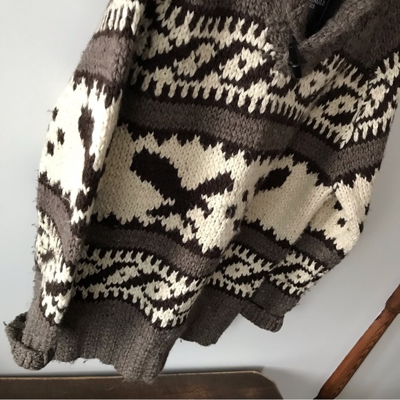 NWOT Rare American Eagle classic sweater. - Picture 3 of 4